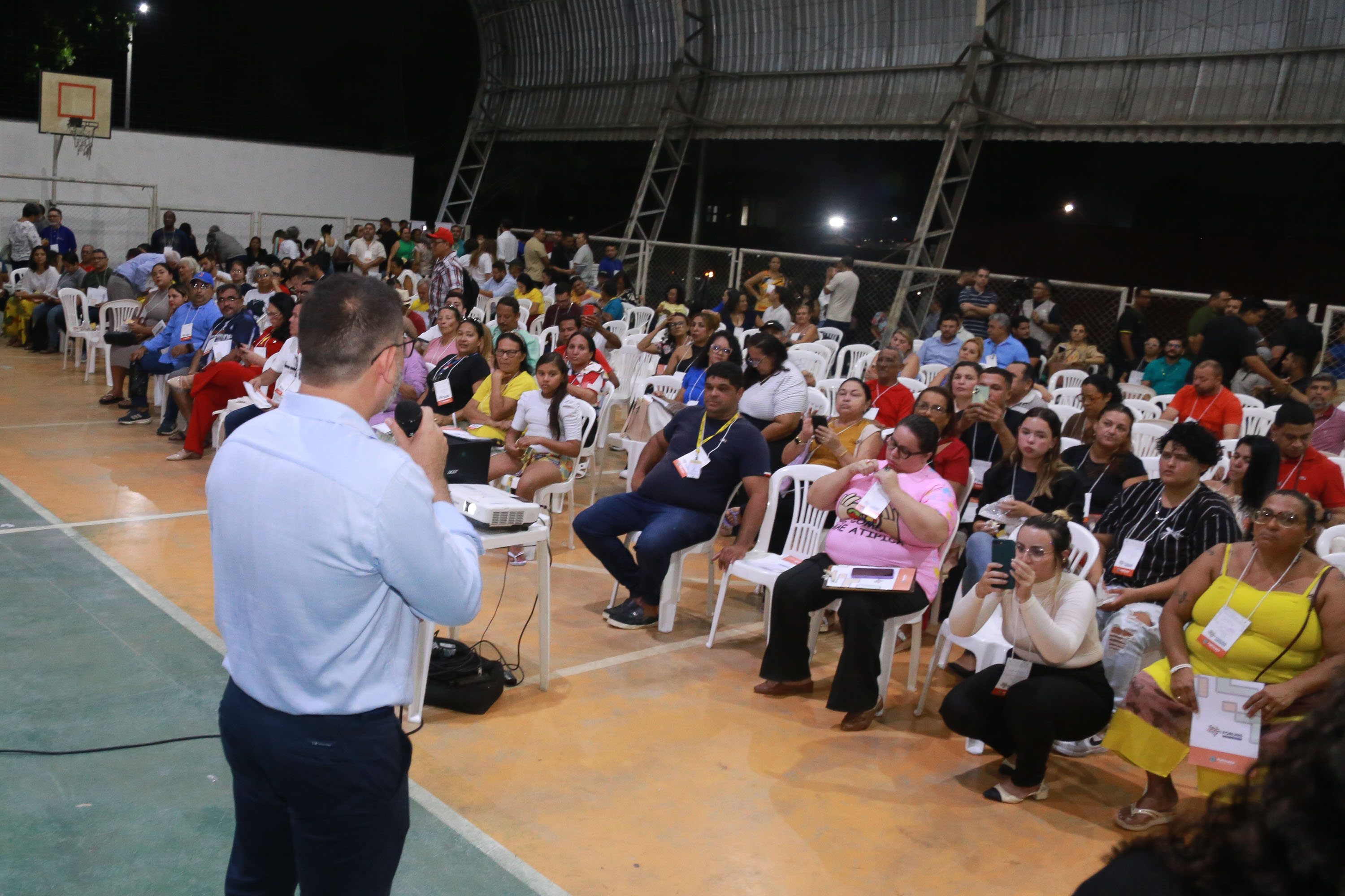 pessoas reunidas num ginásio durante a reunião do fórum no bom jardim